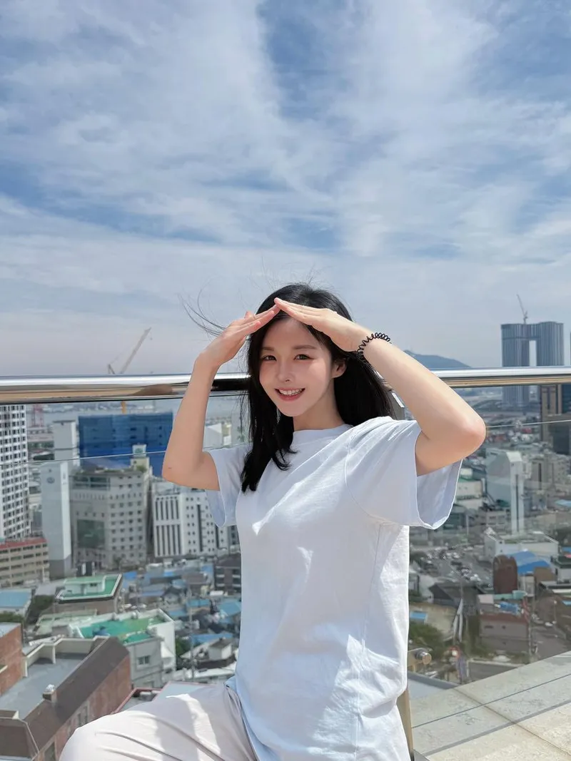 “예쁜 곳에 가면 사진에 담아요”…김효진, 맑은 여름 하늘→따사로운 미소 / 아나운서 김효진 인스타그램