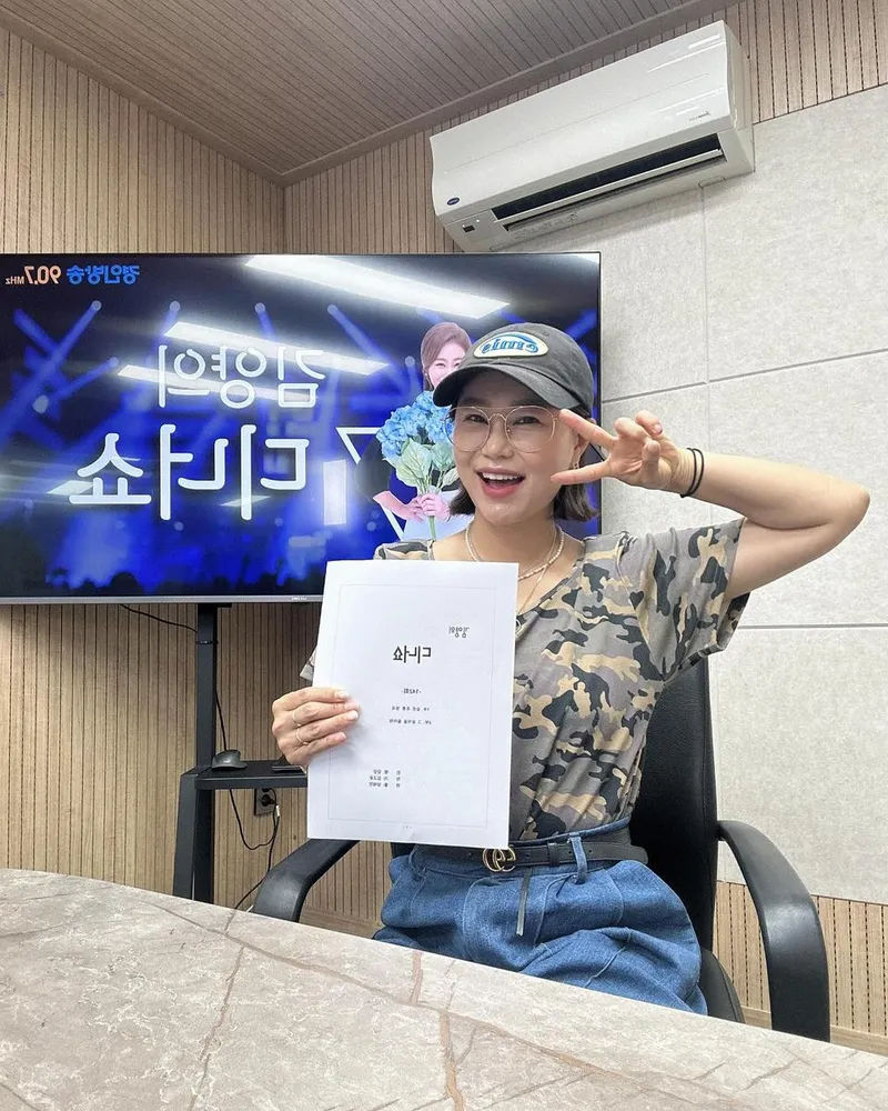“선물도 풍성하고 건강한 트롯한상”…김양, 밝은 미소로 전한 감사→초여름 라디오 부스 감성 / 가수 김양 인스타그램