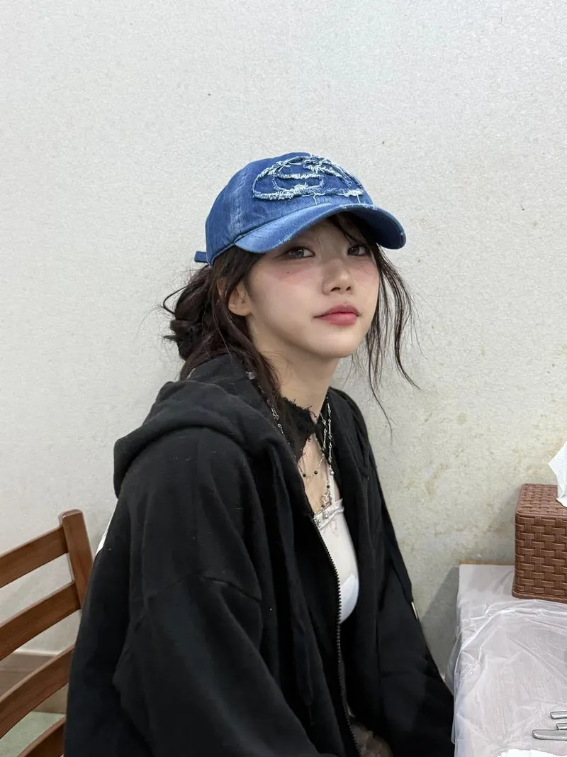 “무심한 시선, 잠깐의 쉼”…김지원, 청명한 여름빛→고요한 일상 포착 / 걸그룹 시그니처 김지원 인스타그램