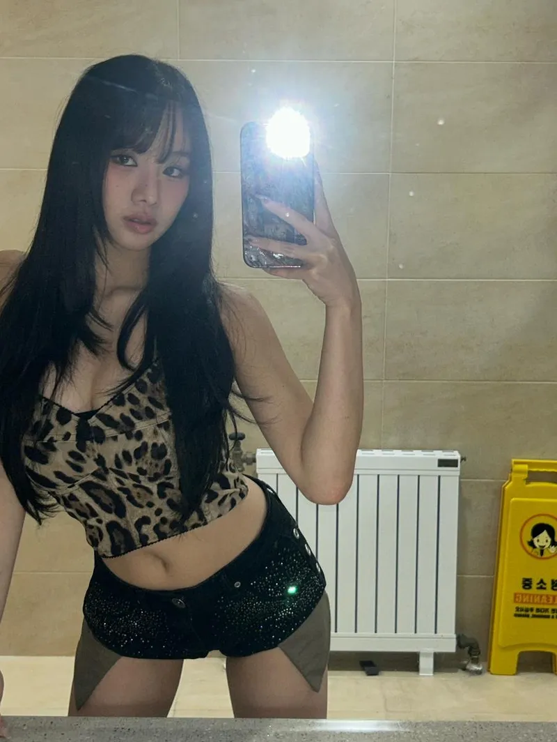 “Just some random things”…나띠, 대담한 시선→생기 폭발 거울 셀카 / 걸그룹 키스오브라이프 나띠 인스타그램