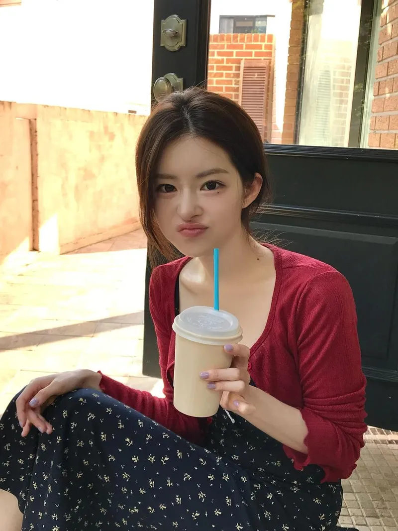 “내일은 내 앞트임을 책임질 오는날”…유혜원, 싱그러운 오후→도도한 매력의 완성 / 커플팰리스2 출연자 모델 유혜원 인스타그램