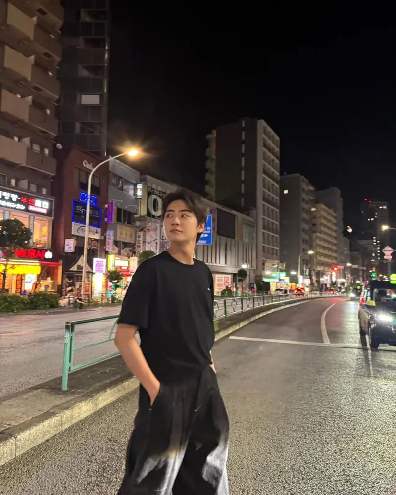 “그런거 있잖아”…이진혁, 밤거리 산책→도시 속 여운 / 가수, 배우 이진혁 인스타그램