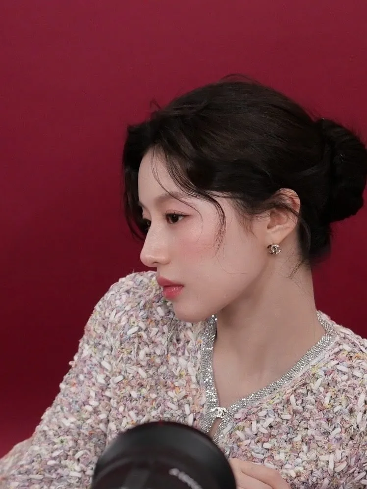 “입술 위로 번진 은은한 여운”…고윤정, 고요한 밤→우아함 물든 순간 / 배우 고윤정 인스타그램