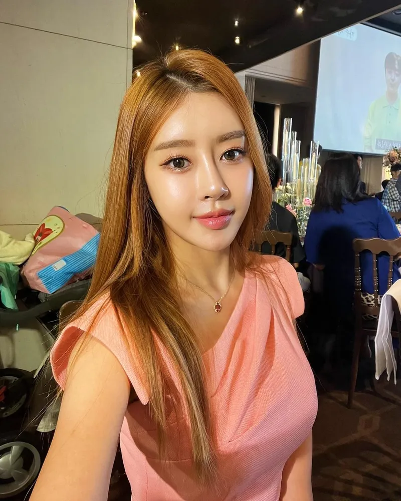 “화려한 축하 속 빛난 순간”…서인아, 결혼식 현장→감성 가득 셀카 / 가수 서인아 인스타그램