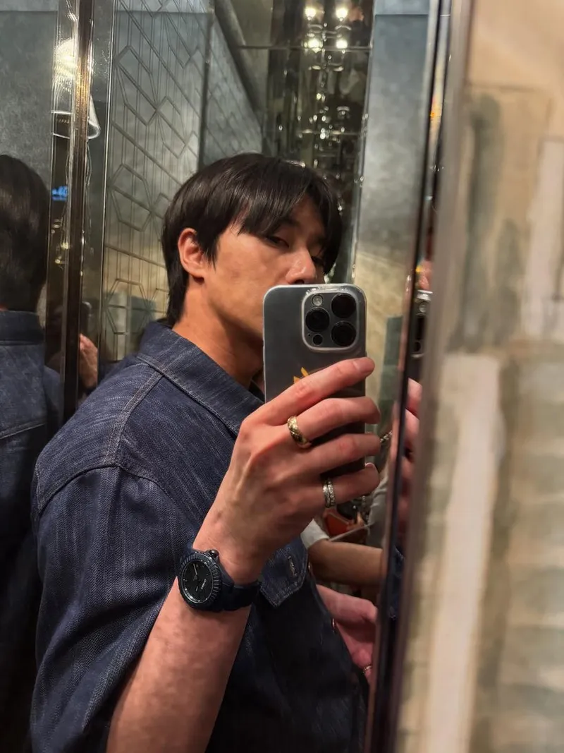 “홍콩에서 Off”…박서준, 거울 속 여유→자유의 순간 포착 / 배우 박서준 인스타그램