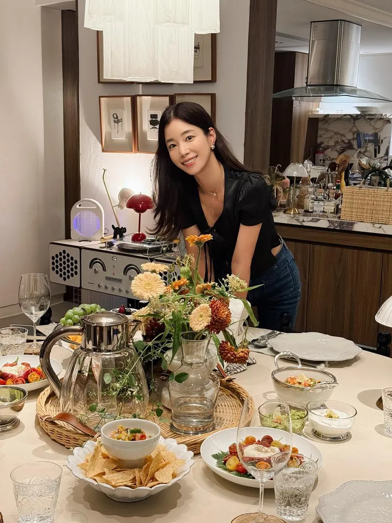 “손님 초대에 설렜던 저녁”…기은세, 환한 미소→초여름 다이닝 감성 / 배우 기은세 인스타그램