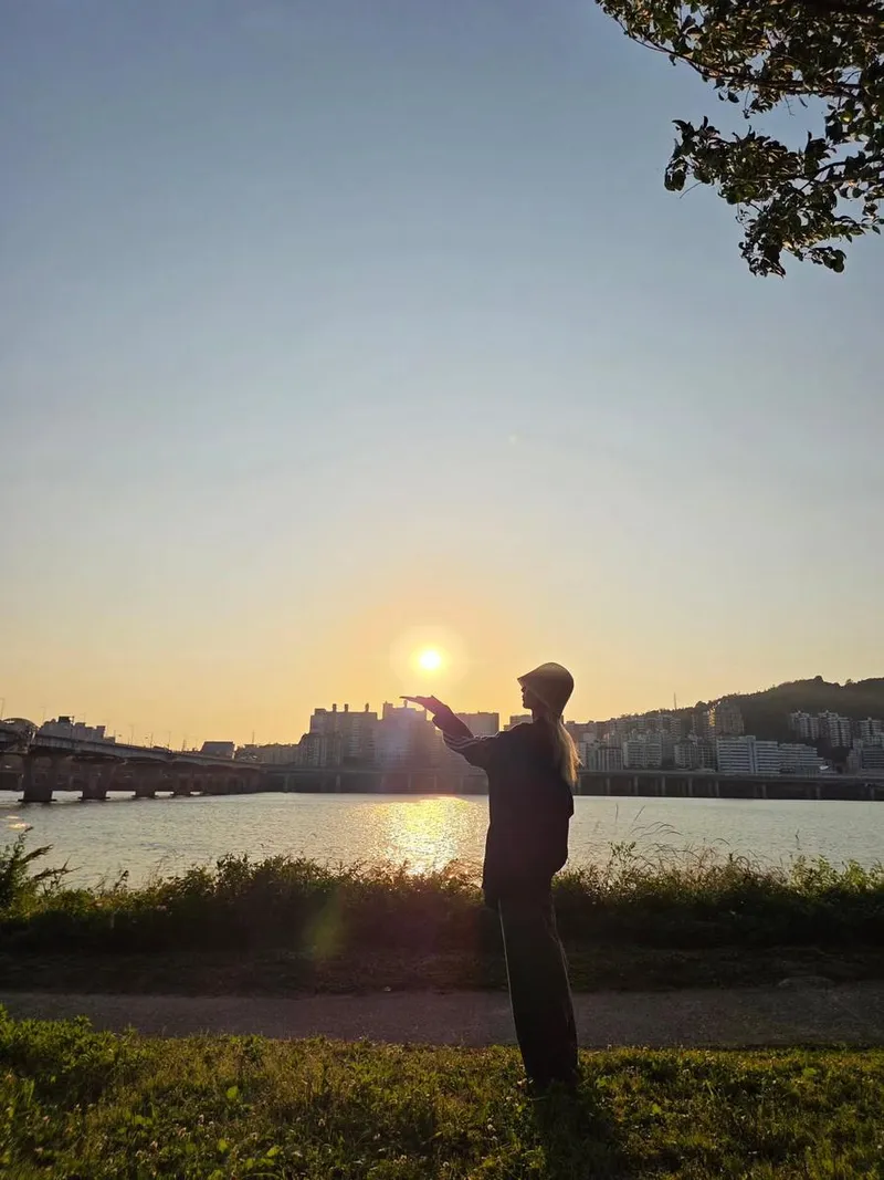 “햇살을 손끝에 머금은 순간”…다미, 노을 아래 감성→고요한 하루의 풍경 / 걸그룹 드림캐쳐 다미 인스타그램