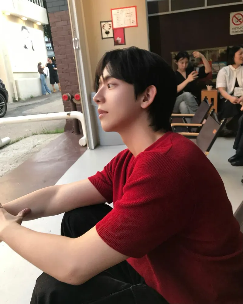 “종강 후 찾아온 여유”…허성범, 붉은빛 미소→여름밤 힐링 / 인플루언서 허성범 인스타그램