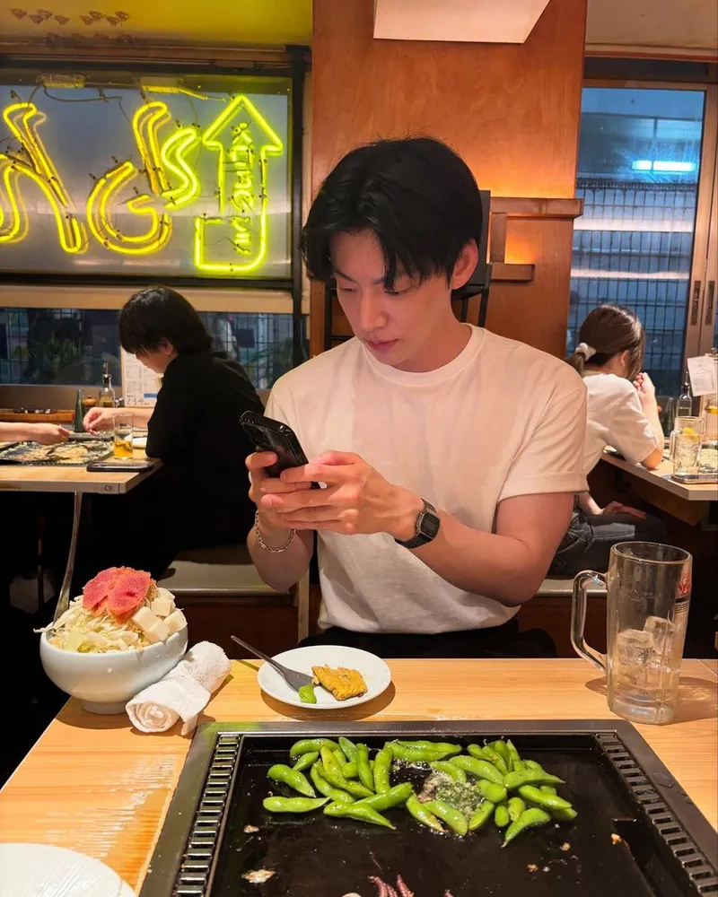 “고요한 저녁 시간”…안재현, 식당 한켠에서→여유로운 순간 포착 / 배우, 모델 안재현 인스타그램
