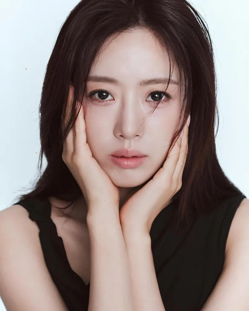 “고요한 시선 남겼다”…은정, 청초함 속 압도적 존재감 / 걸그룹 티아라 은정 인스타그램