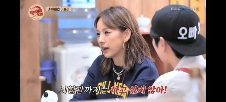“그림 속 어머니의 의미”…이효리, 아기 안은 여성에 담긴 숨은 속내→팬들 공감 물결