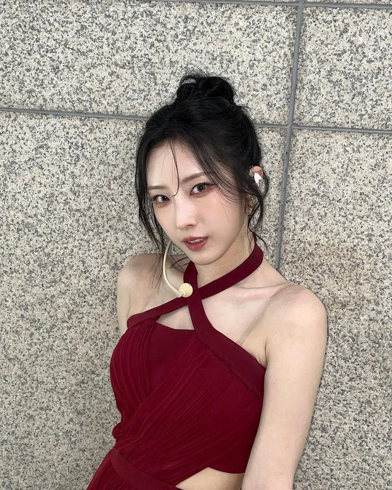 “시선을 가르는 붉은 드레스”…하슬, 여름 밤 공기 속→강렬한 존재감 / 걸그룹 아르테미스 하슬 인스타그램