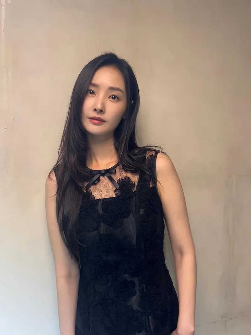 “샵에서 만나는 차분한 순간”…배우희, 시선 고요함→블랙 드레스 아우라 / 가수, 배우 배우희 인스타그램