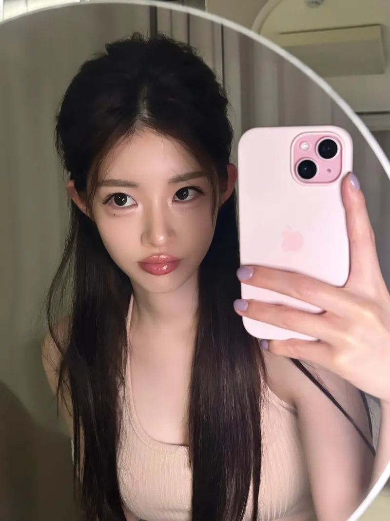 “앙경을 써도 빛나는 오로라빔”…유혜원, 긴장 속 반짝임→거울 앞 인증 / 커플팰리스2 출연자 모델 유혜원 인스타그램