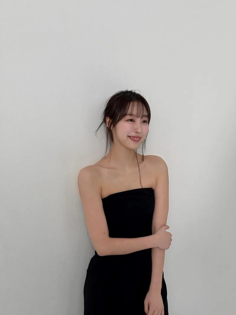 “고요한 여름의 밤”…수빈, 검은 드레스로 우아함→고요한 미소 / 걸그룹 우주소녀 수빈 인스타그램
