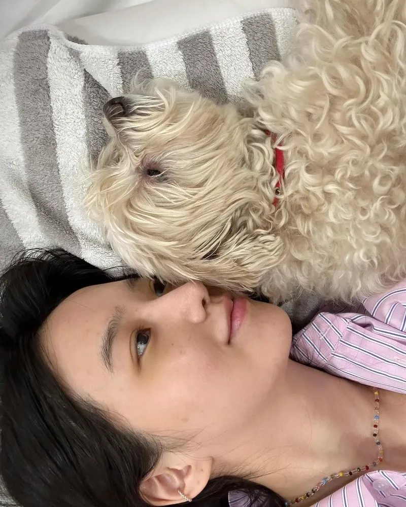 “파라다이스는 여기”…박정연, 평온한 얼굴→반려견 품 안의 힐링 / 배우 박정연 인스타그램