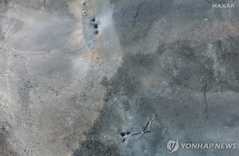 미국이 공습한 다음 날인 22일(현지시간) 이란 포르도 핵시설을 촬영한 위성사진에서 GBU-57 벙커버스터 폭탄이 떨어져 만들어진 것으로 추정되는 구멍들이 보인다. 총 6개의 구멍이 2개 지점에 3개씩 모여 있다. [막사르 테크놀로지 제공] / 연합뉴스