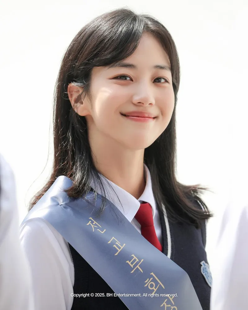 “전교 1등의 다른 얼굴”…홍화연, ‘러닝메이트’ 포스터 B컷에서 빛난 변신→성장 서사 기대감 / BH엔터테인먼트