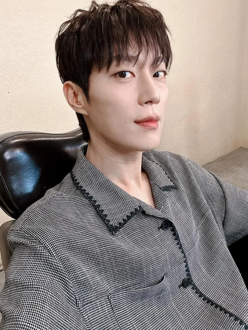 “이번주도 조금만 힘내봅시다”…윤두준, 미소 담은 월요일→잔잔한 응원 전율 / 그룹 하이라이트 윤두준 인스타그램