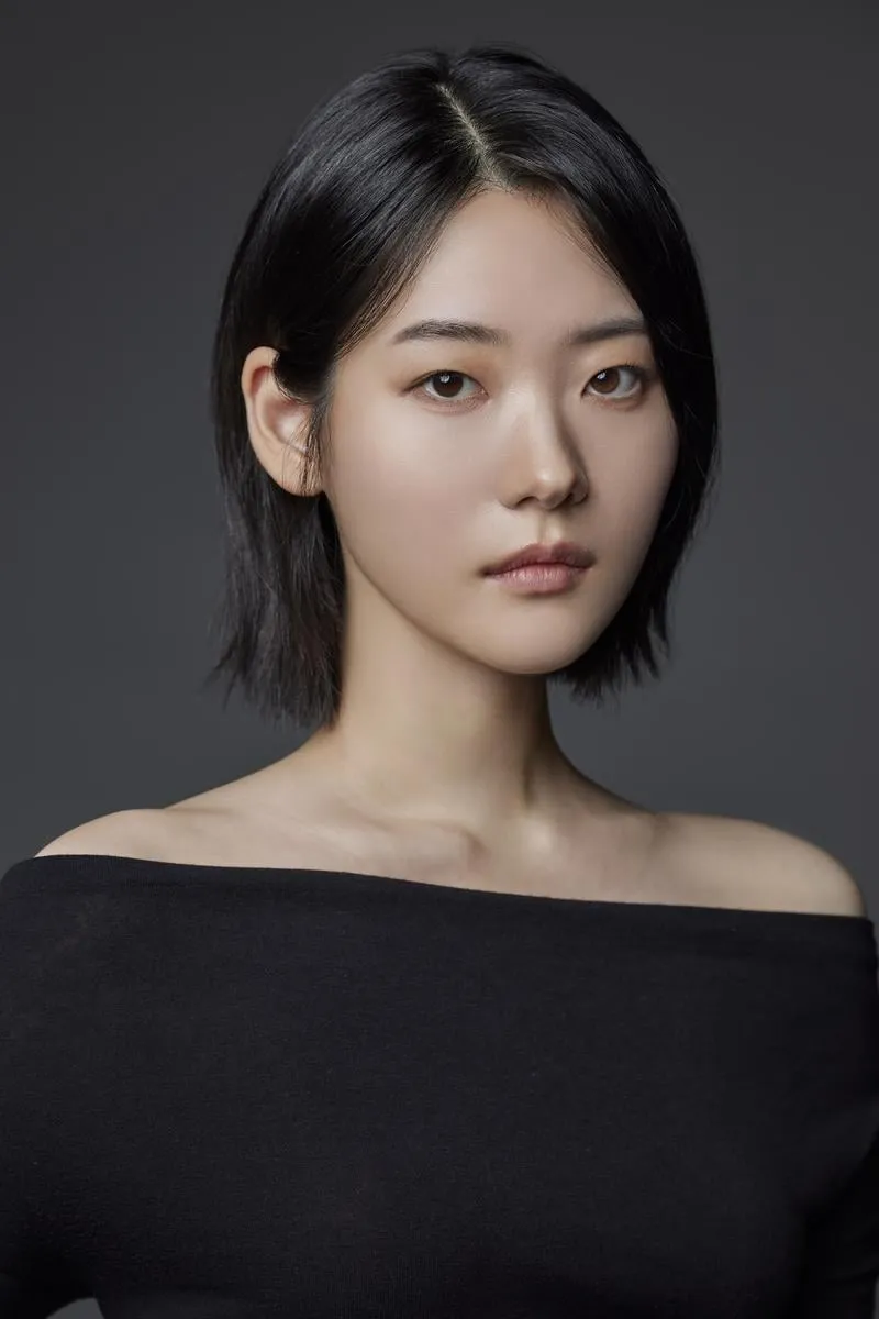 “신비로운 미스터리 소녀의 등장”…조윤수, ‘도깨비: 신체강탈자’ 유나로 첫 스크린 도전→관객 기대 고조 / 에일리언컴퍼니