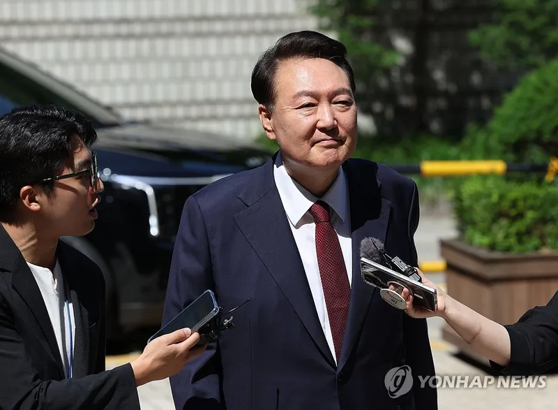 윤석열, 침묵으로 법정행…내란 특검 첫날 공방