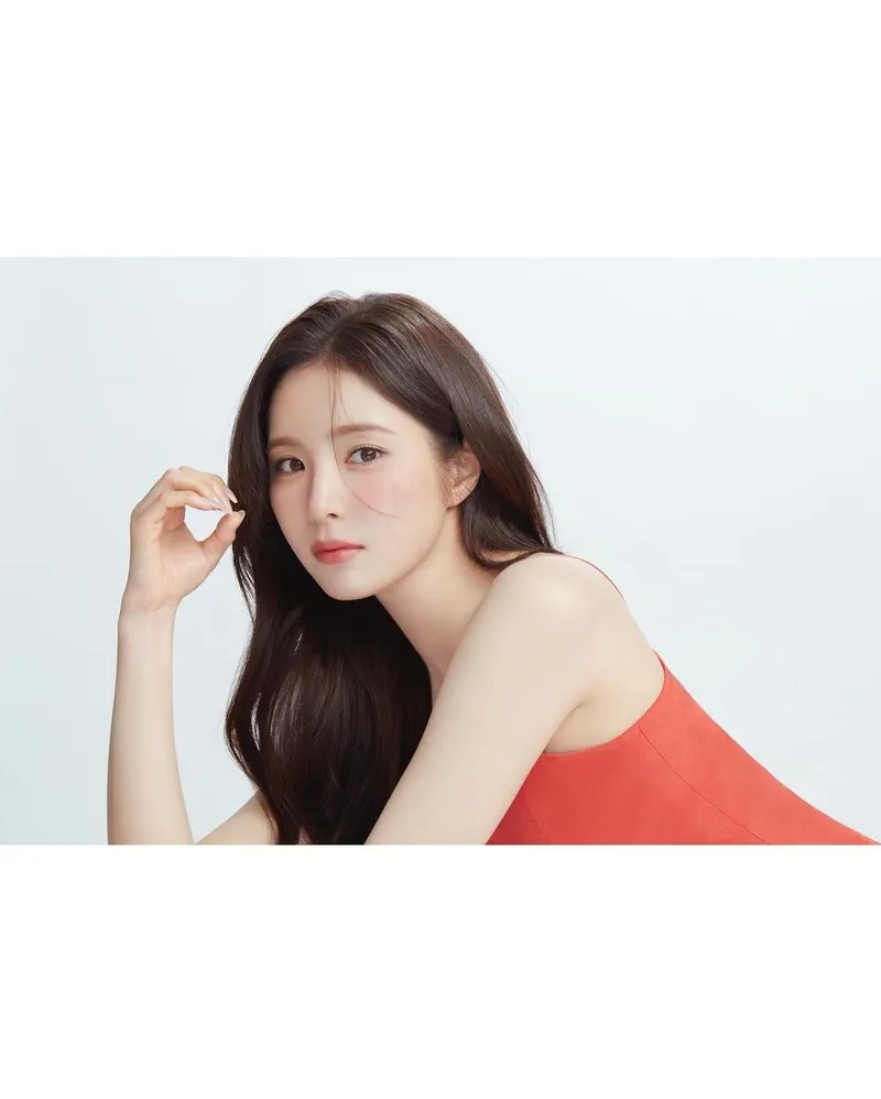 “조용한 시선 속 깊은 여운”…신세경, 여름 오후→청초함의 극치 / 배우 신세경 인스타그램