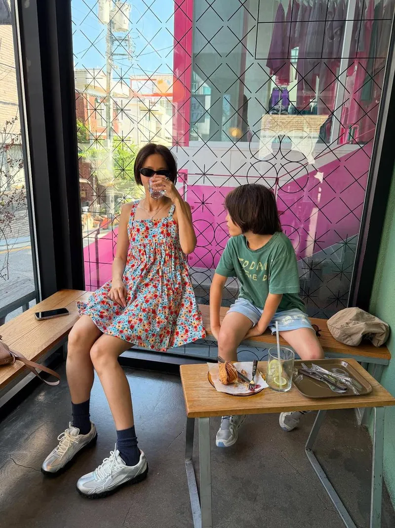 “분주함 속 숨 고른 찰나”…김나영, 발바닥 부상→햇살 아래 여유 / 방송인 김나영 인스타그램