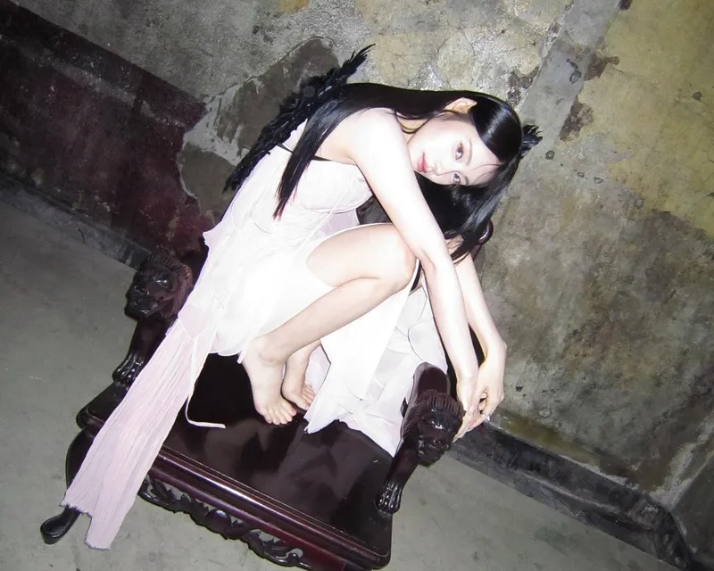 “서늘한 오후, 검은 날개”…진솔, 신비로움 속 초월→몽환적 변신 / 걸그룹 아르테미스 진솔 인스타그램
