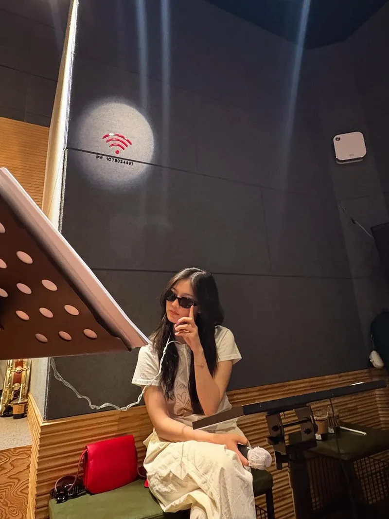 “합주실황. 다래끼이슈”…정효빈, 음악에 녹아든 일상→자유로운 무드 / 가수 정효빈 인스타그램