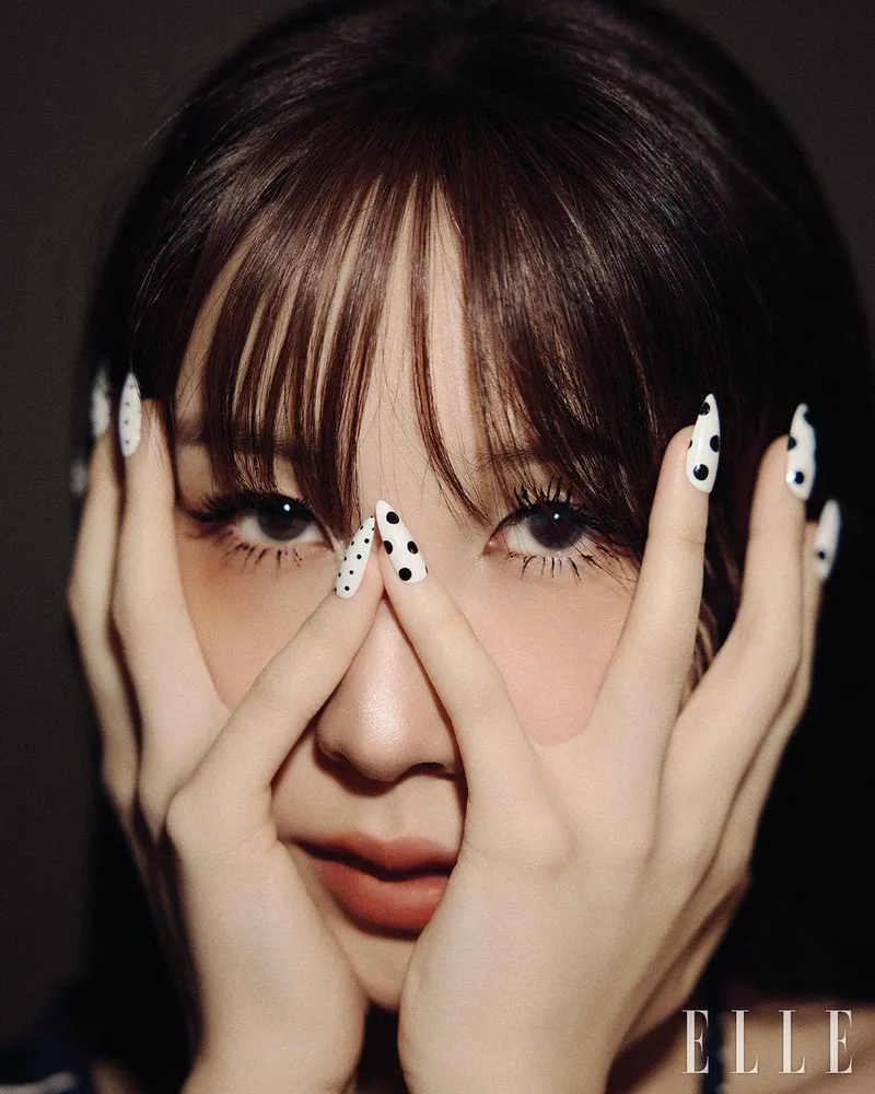 “창백한 긴장 속 드러난 시선”…권진아, 몽환적 눈빛→고요한 압도 / 가수 권진아 인스타그램