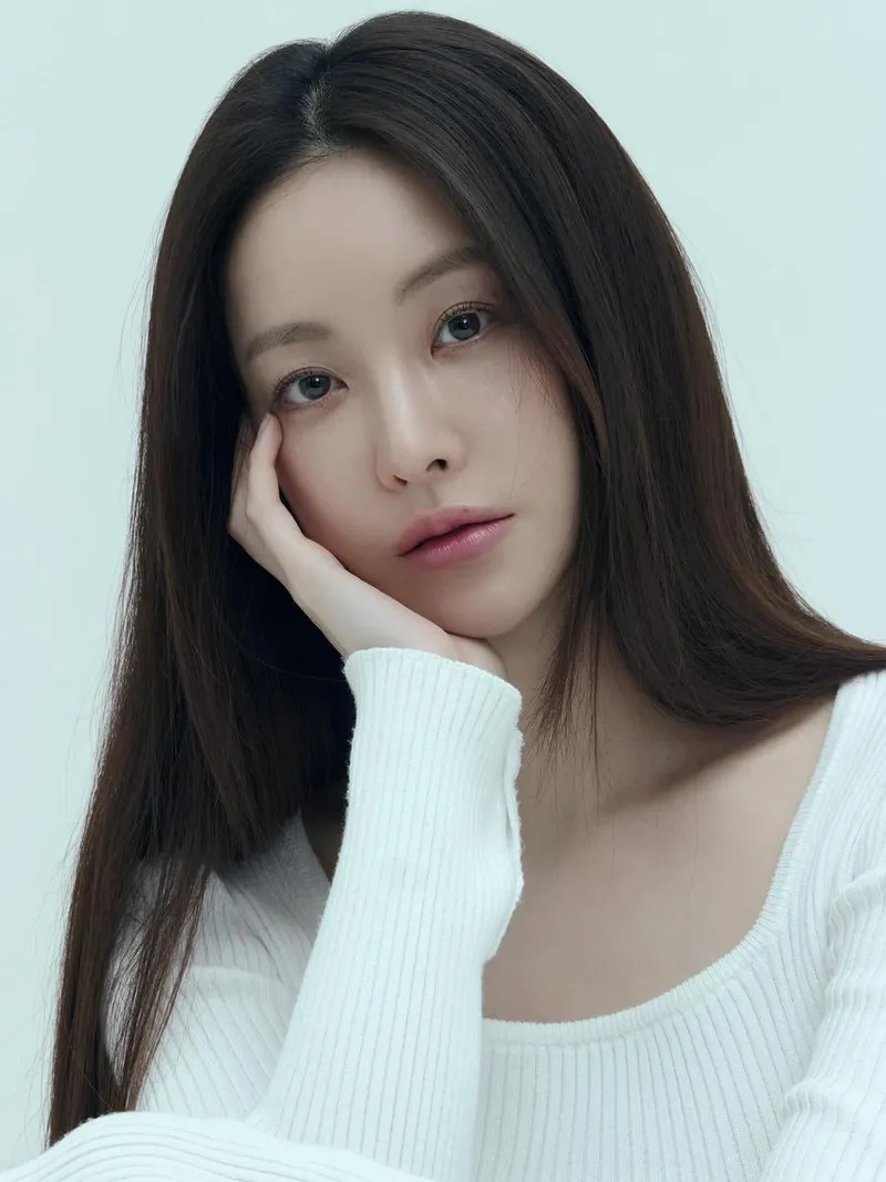 “아득한 시선에 머무는 온기”…오연서, 고요한 여름→청아함 가득 담은 초근접 / 배우 오연서 인스타그램
