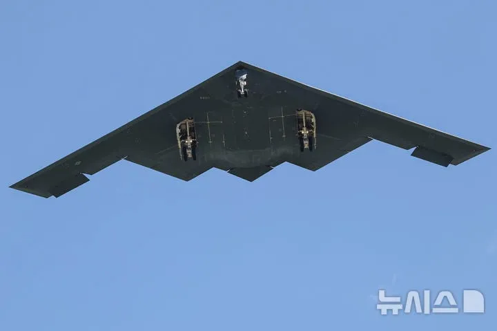 미군의 B-2 스피릿 스텔스 폭격기가 이란 핵 시설 폭격 작전을 마치고 복귀하고 있다