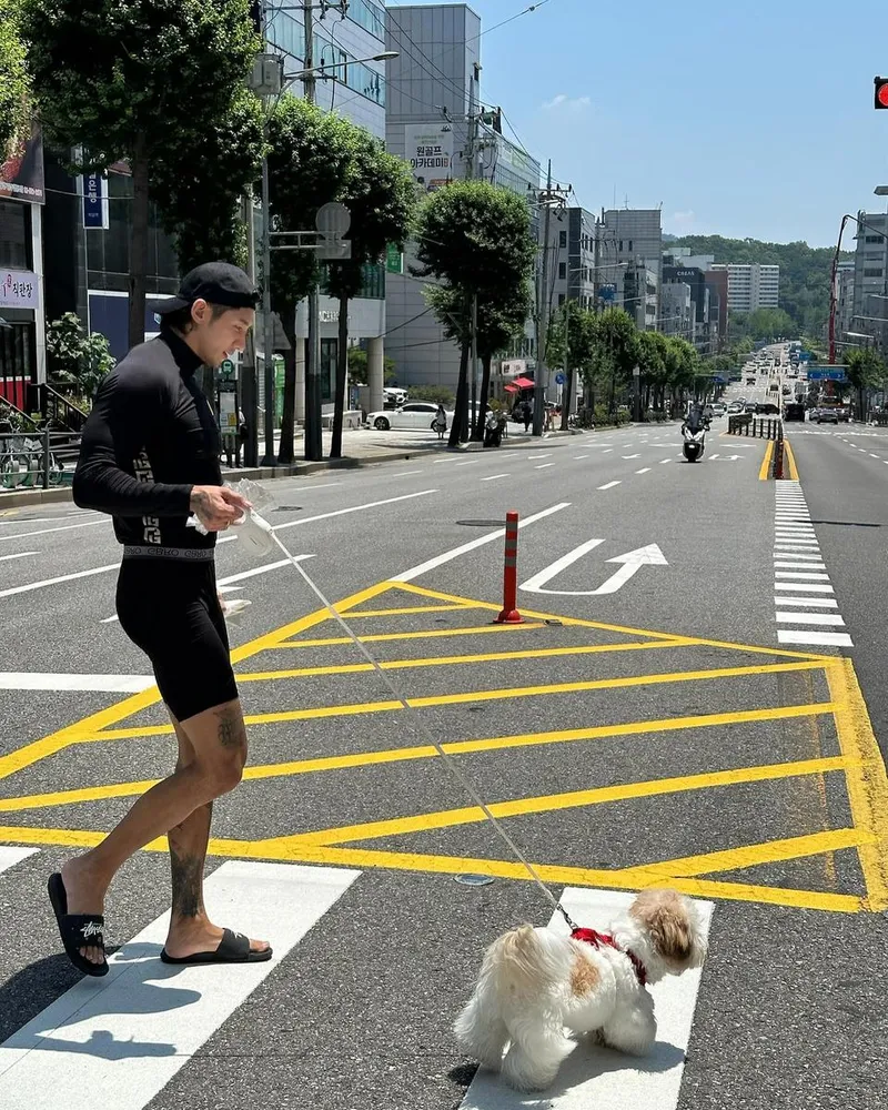 “오늘 일상 9시 헬스 우리 톰이랑”…구현호, 햇살 가득한 이별 산책→초여름 감성 폭발 / 모델 구현호 인스타그램