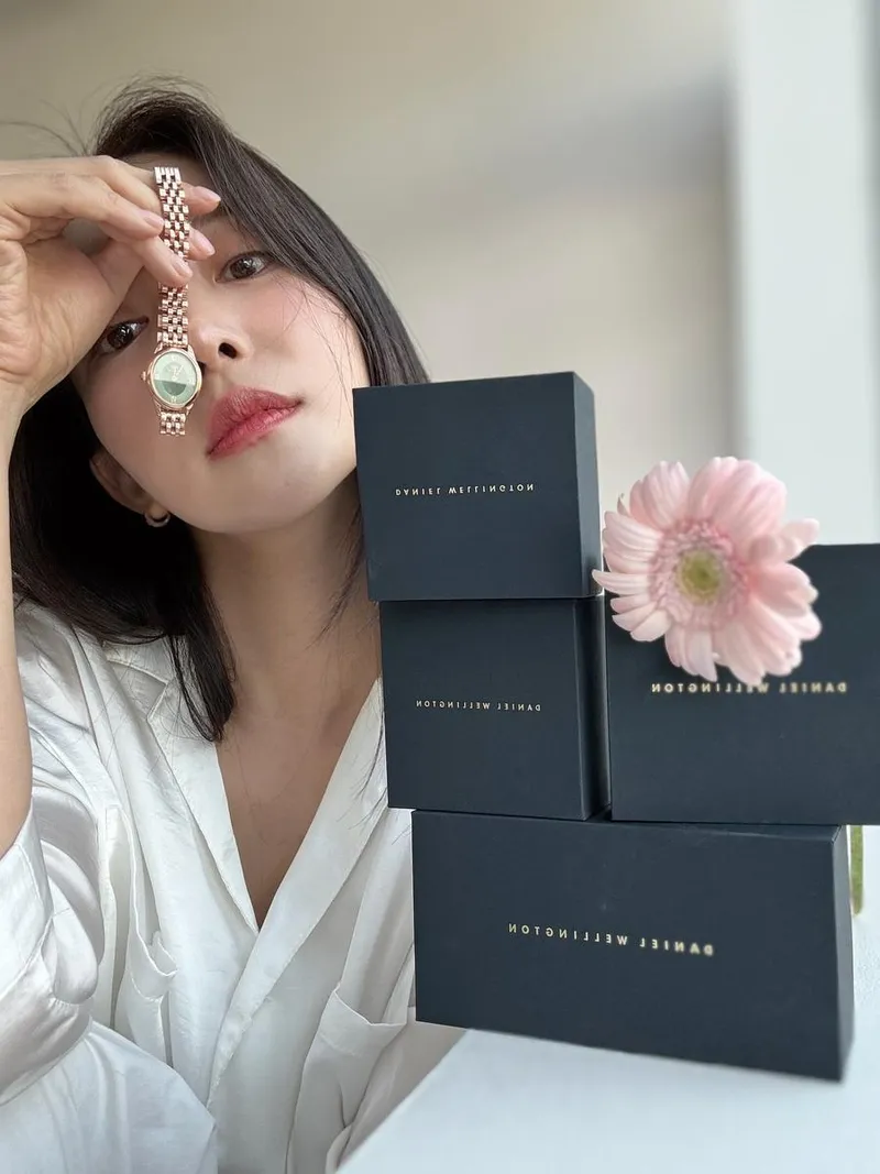 “여름 빛 아래 고요한 변화”…김가은, 시계와 꽃 사이→청아한 눈빛 머문 순간 / 배우 김가은 인스타그램