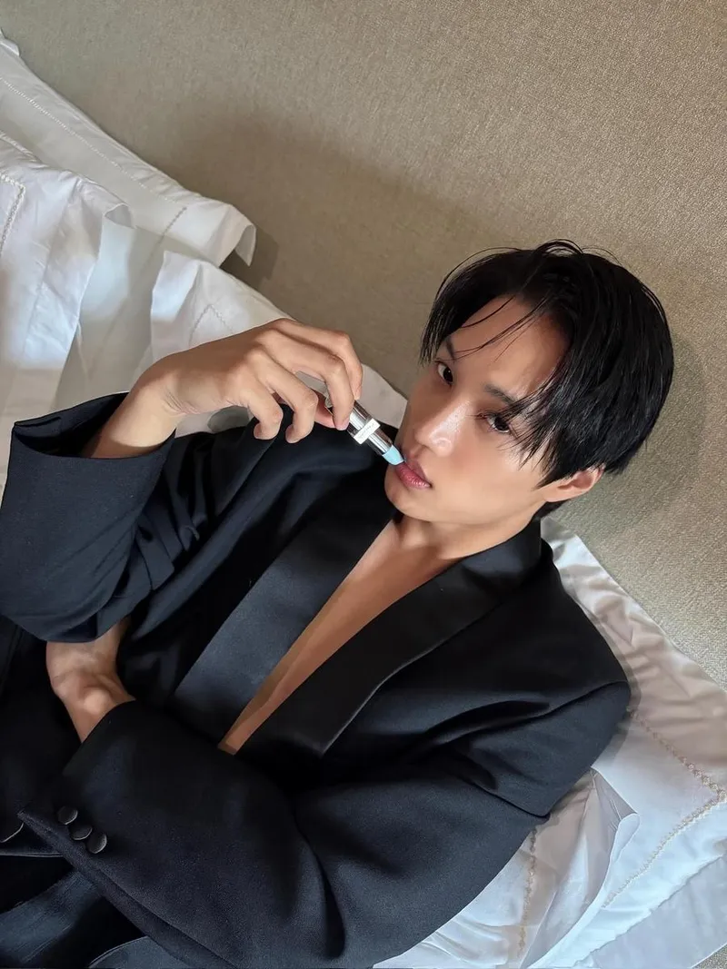 “흐르는 여름 공기 속 한 장면”…카이, 검은 재킷에 녹아든 시선→감각적 여운 / 그룹 엑소 카이 인스타그램