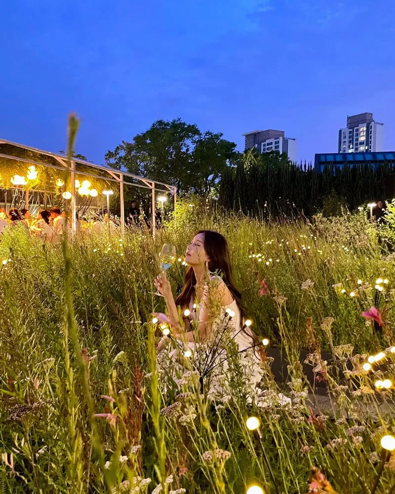 “허브 향기 따라 여름밤에 머물다”…큐리, 도심 속 환상→낭만 가든 파티 / 걸그룹 티아라 큐리 인스타그램