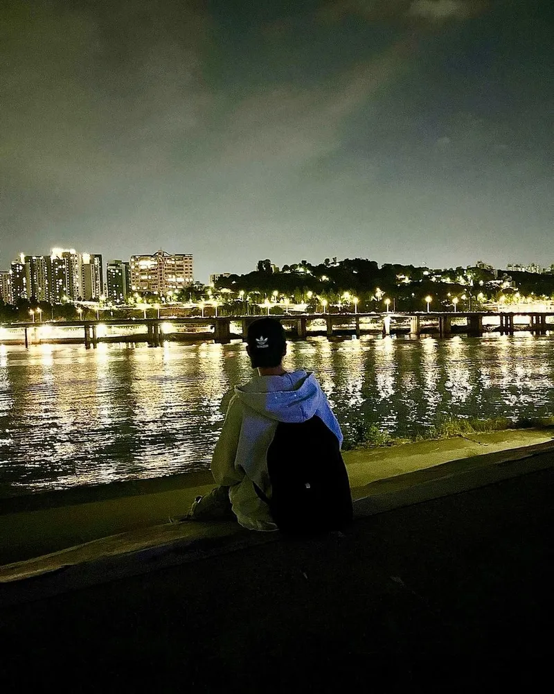 “물가에 앉은 고요한 등불”…호시, 한강 밤공기 속 고독→감성 배가 / 그룹 세븐틴 호시 인스타그램