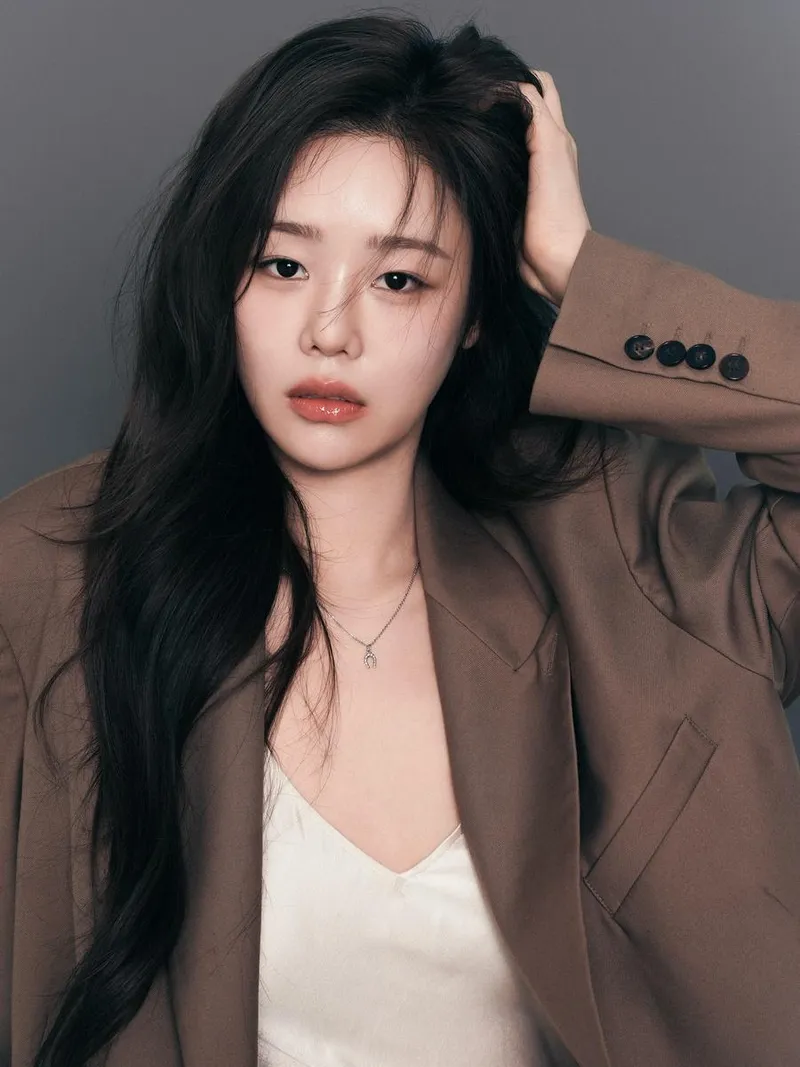 “깊어진 눈빛엔 여운만 남아”…김민설, 밤의 고요 속→감성 압도 셀카 / 솔로지옥4 출연자 배우 김민설 인스타그램