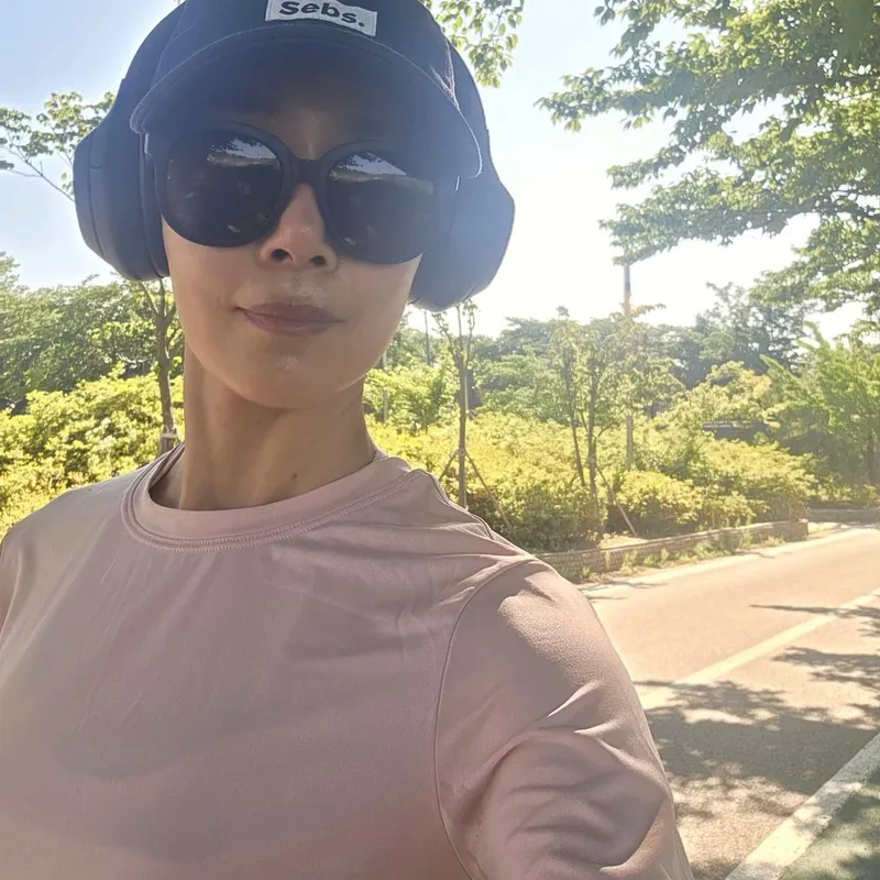 “더워서 썩소가 나오지만”…문정희, 초여름 러닝→유쾌한 땀방울 / 배우 문정희 인스타그램
