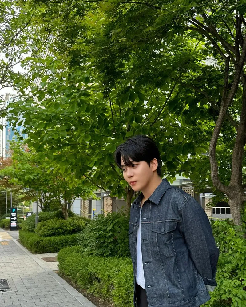 “초여름 공기 속에 물든 시선”…종호, 푸르른 산책길→도심 소요 순간 / 그룹 에이티즈 종호 인스타그램