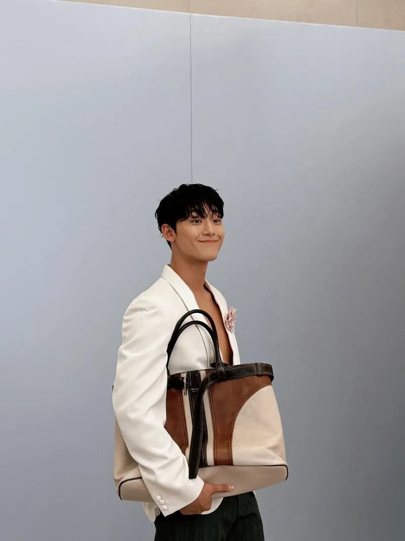 “프라다와 만난 여유”…이도현, 산뜻한 미소→도회적 무드 완성 / 배우 이도현 인스타그램