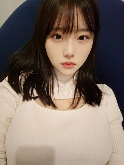 얼굴은 이쁜데 ㅁ매는 화가 나있는 여성 ㄷㄷㄷㄷ