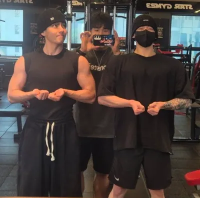휴가나와서 오운완 찍은 BTS뷔&정국 ㄷㄷㄷㄷ