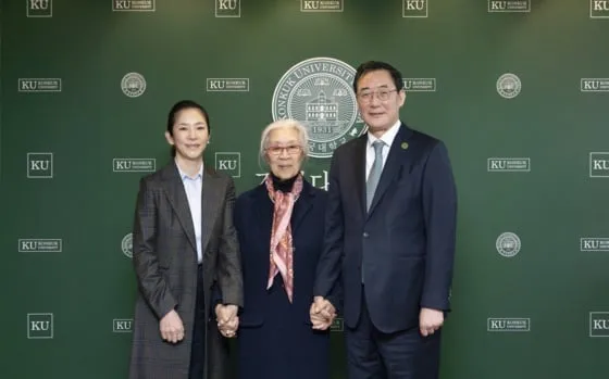 김정옥 이사장(가운데)유자은대학 이사장(왼쪽)원종필 총장(오른쪽)