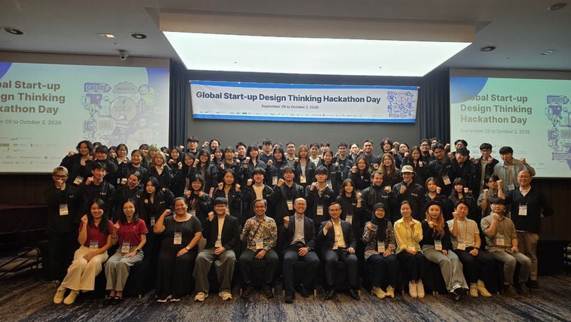 ‘2026 Global Start-up Design Thinking Hackathon Day’ 개회식 후 5개국 13개 대학 참가 학생과 관계자들이 기념촬영을 하고 있다. 제공:중앙대학교