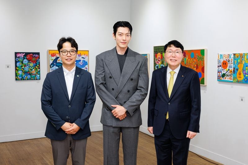 12일 서울 종로구 172G갤러리(광화문역 지하1층)에서 열린 발달장애 아동·청소년 작가와 함께하는 ‘KB 봄 프로젝트’ 전시회 오픈식에서 김재관 KB국민카드 사장(사진 오른쪽), 김우빈 KB국민카드 광고모델(사진 중앙), 황대벽 밀알복지재단 사무처장(사진 왼쪽)이 기념촬영 하고 있다.