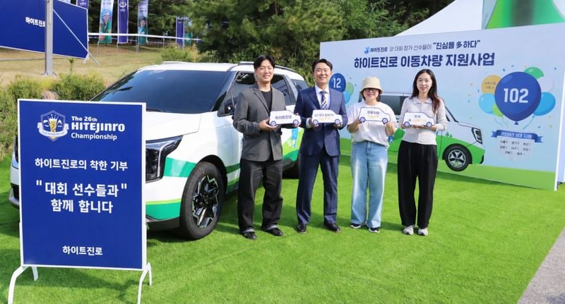하이트진로와 하이트진로홀딩스가 지난 4일 경기 여주시 블루헤런GC에서 열린 ‘제26회 하이트진로 챔피언십’ 종료 후 이동차량 전달식을 진행했다. 장인섭 하이트진로 대표이사(왼쪽)와 이대호 직업재능개발센터장이 기념촬영을 하고 있다. 사진제공=하이트진로