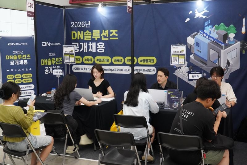 지난 9월 1일 서울 성북구 고려대학교 SK미래관에서 설치된 DN솔루션즈 채용설명회 부스에서 채용담당자 및 같은 학교 출신의 현직자가 채용상담을 하고 있다.