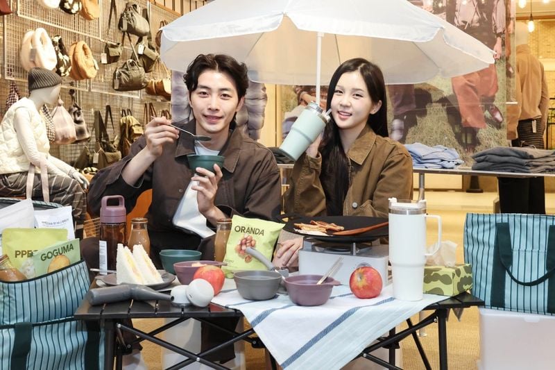 (주)신세계까사의 라이프스타일 브랜드 '자주(JAJU)'의 캠핑·피크닉용품들을 소개하는 모델들