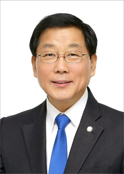 파주의 흔들림 없는 뚝심, 4선 중진 윤후덕 동문… 제22대 국회를 이끄는 ‘중동의 힘’